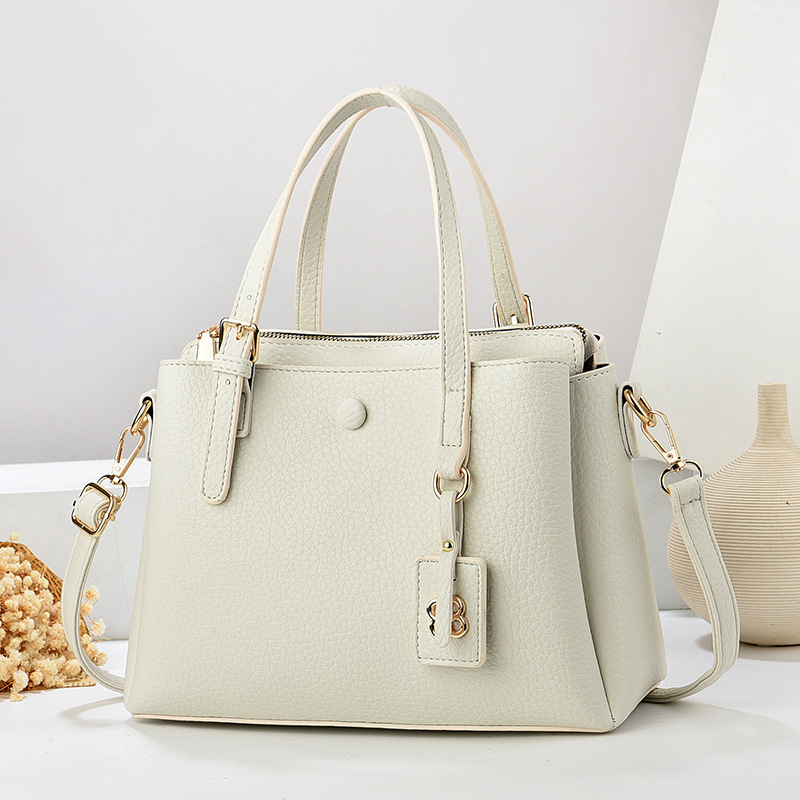This is a new Spring/Summer 2024 fashionable and high-quality, large-capacity solid color single-shoulder crossbody handbag for women full figure