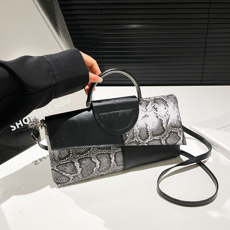 The new 2025 snake-patterned women's clutch bag with a European and American style exudes a sense of high-end fashion. It is a large-capacity, trendy single-shoulder crossbody bag full figure