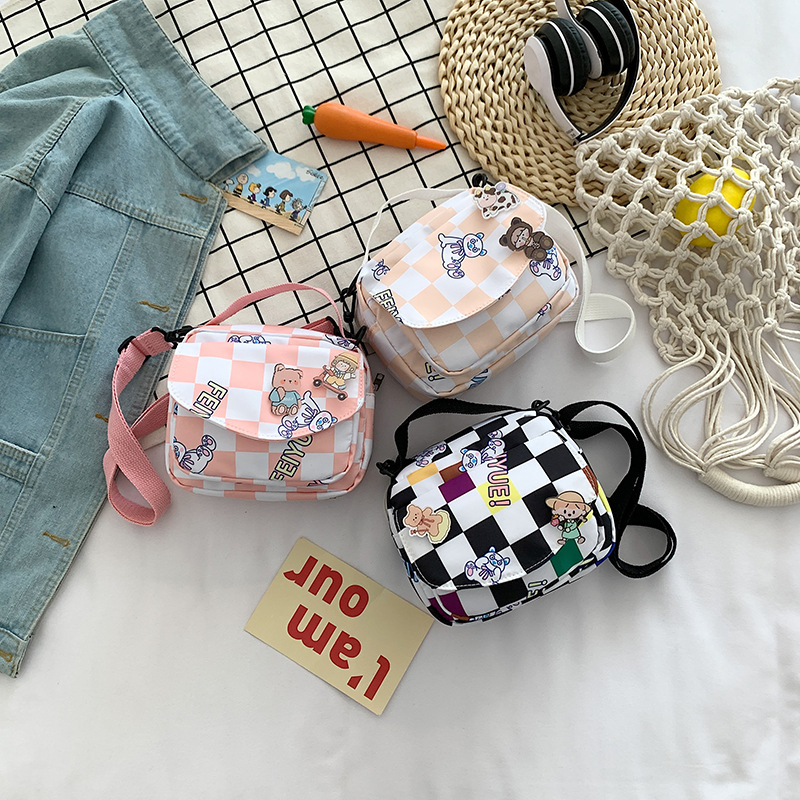 The 2022 new style of the checkered single-shoulder bag for the summer of the "bag Girl" is a fresh and cute black and white checkered small square bag full figure