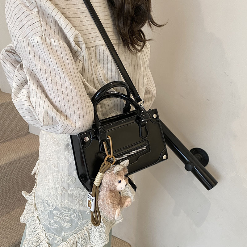 High-end Korean-style hand-held small square bag 2025 new style, fashionable, simple and versatile single-shoulder bag, trendy and casual crossbody bag Application Scenario