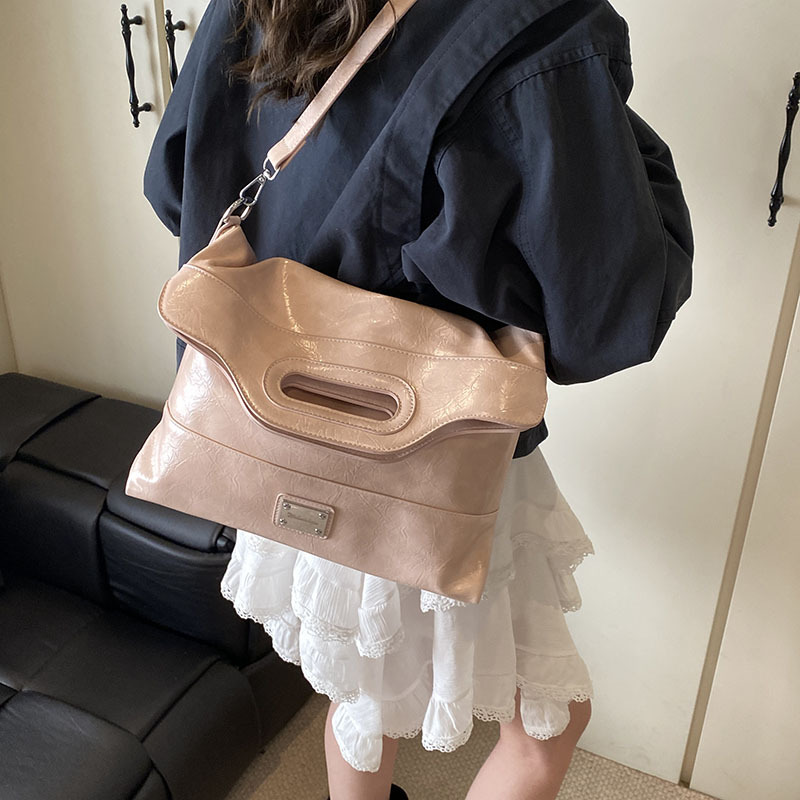 A new high-end casual soft leather single-shoulder crossbody bag and tote bag for women in 2025 with a large capacity for commuting Application Scenario
