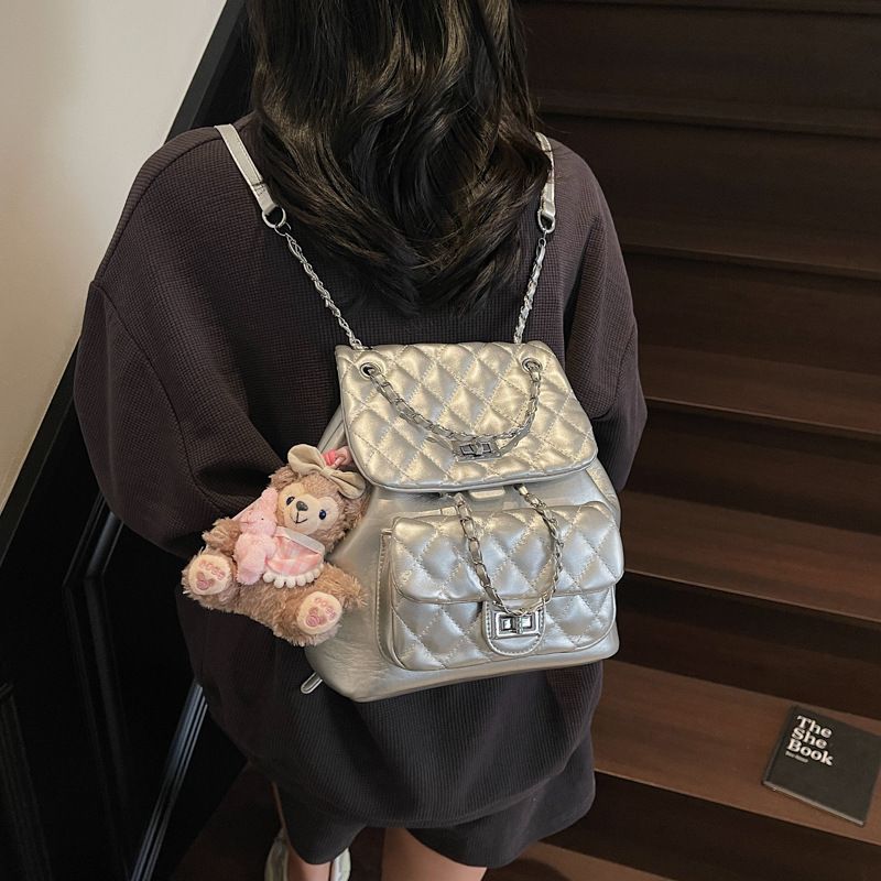 The 2025 new diamond-shaped chain chanel-style small backpack is a fashionable, trendy, versatile and lightweight backpack for women's travel Application Scenario