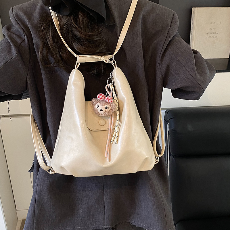 High-end retro large-capacity bag for women, 2025 new autumn and winter commuting backpack, single-shoulder tote bag Application Scenario