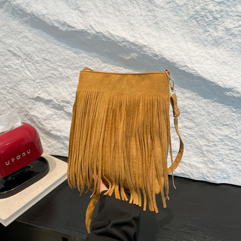 Spring 2025 new Korean-style retro fringed single-shoulder women's bag, stylish and trendy European and American commuter tote bag full figure