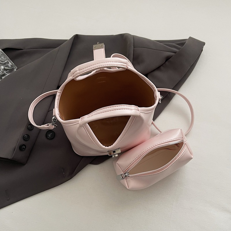 Korean style elegant handbag for women 2025 new niche casual single-shoulder bucket bag, fashionable crossbody mother and child bag Application Scenario