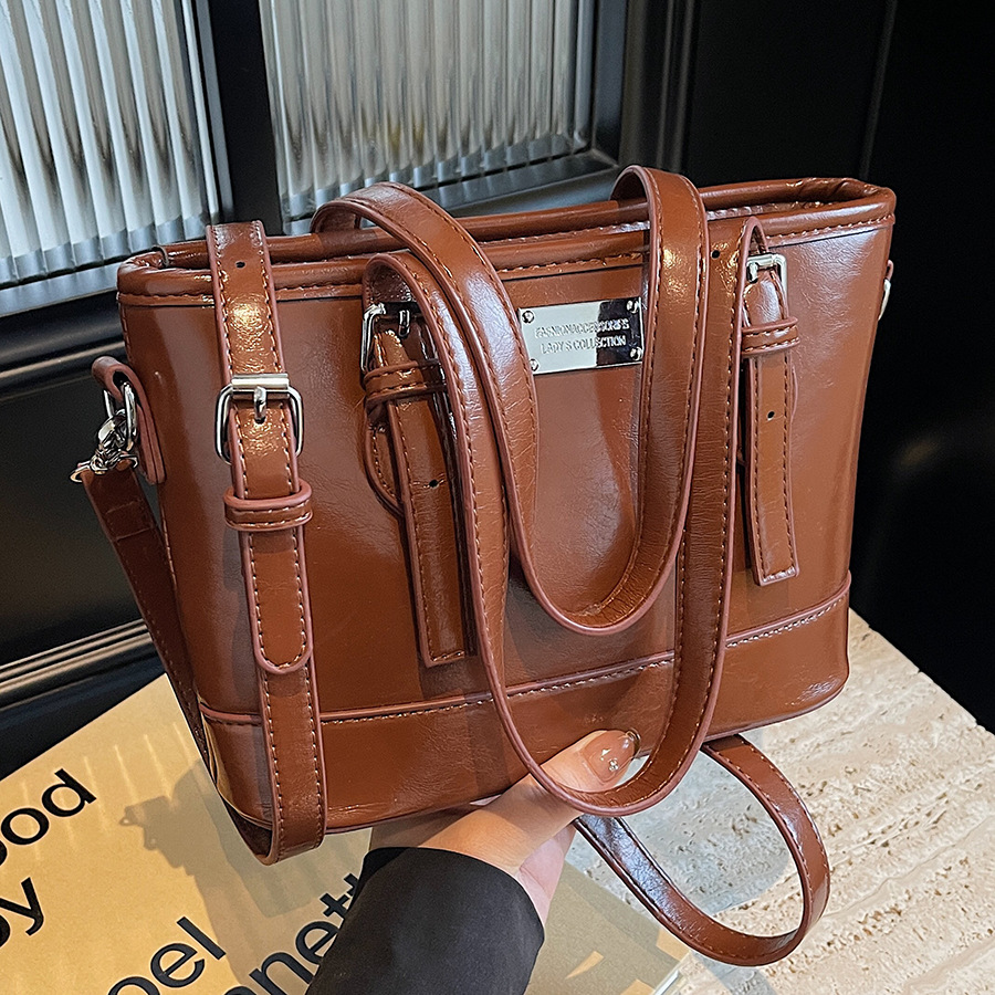This year, the popular single-shoulder bags for women are the 2024 new casual, versatile and high-end crossbody bags and women's hand-held bucket bags full figure