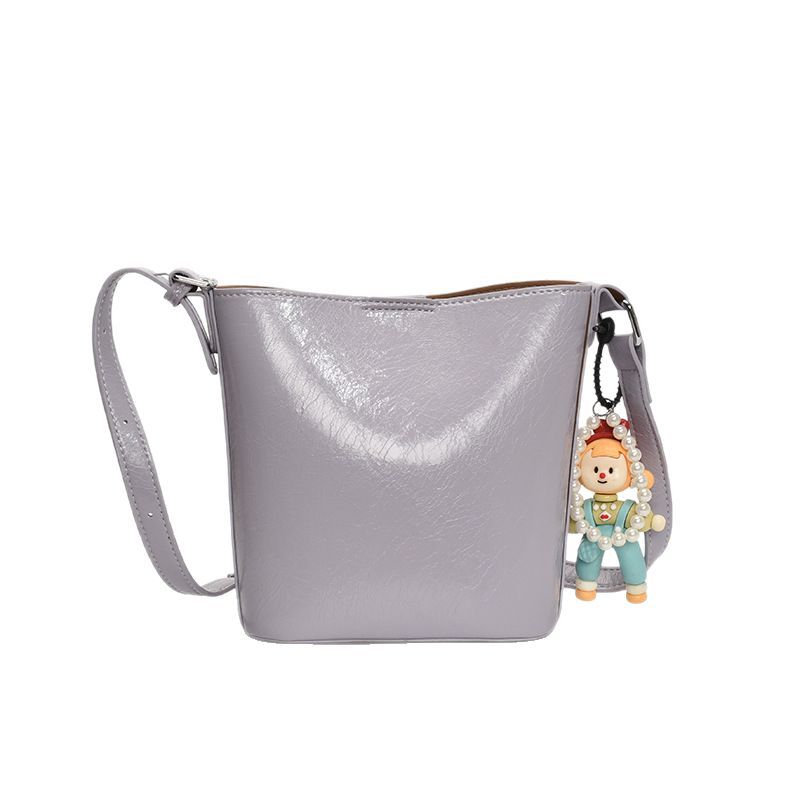 A simple and elegant, trendy bucket bag for women, a new 2025 fashion and casual single-shoulder bag, a commuter crossbody bag Item Picture