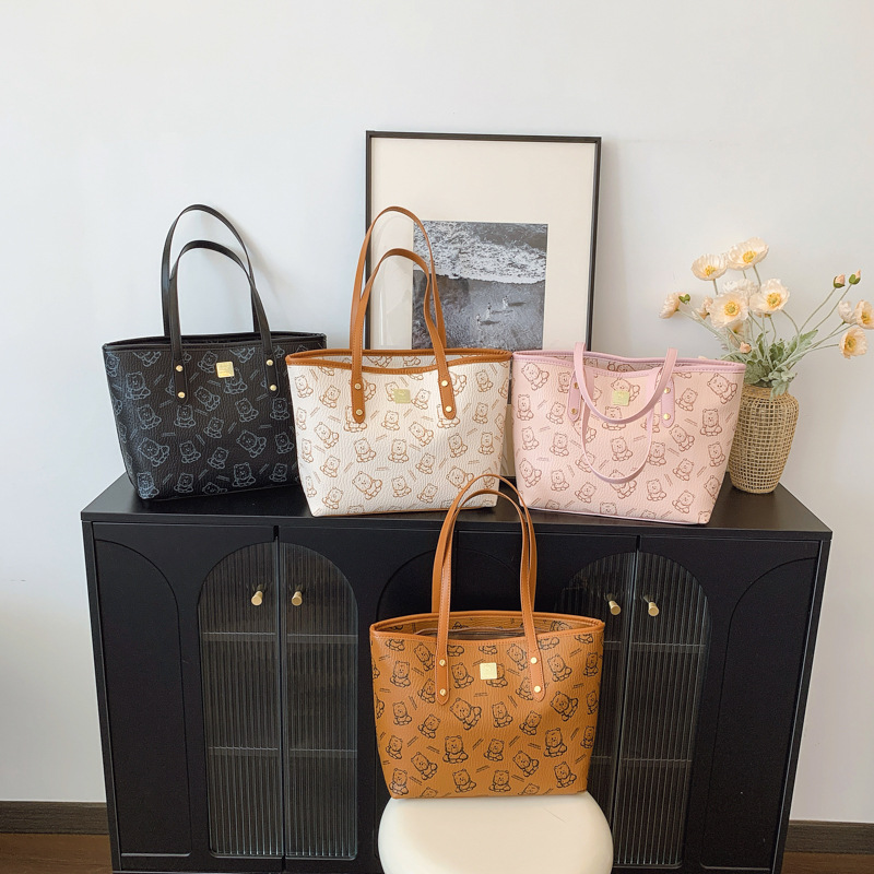 2025 Fashion New women's tote bag, large capacity for commuting, spring underarm bag, casual shoulder bag, handbag Application Scenario