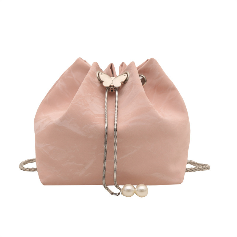 Niche design metal hand-held bucket bag for women, stylish and versatile, elegant single-shoulder bag, ins simple chain crossbody bag Item Picture