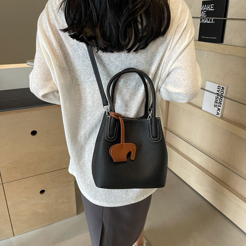 High-end and stylish single-shoulder small bag for women, 2025 new trendy and versatile crossbody bag, fashionable hand-held bucket bag Application Scenario