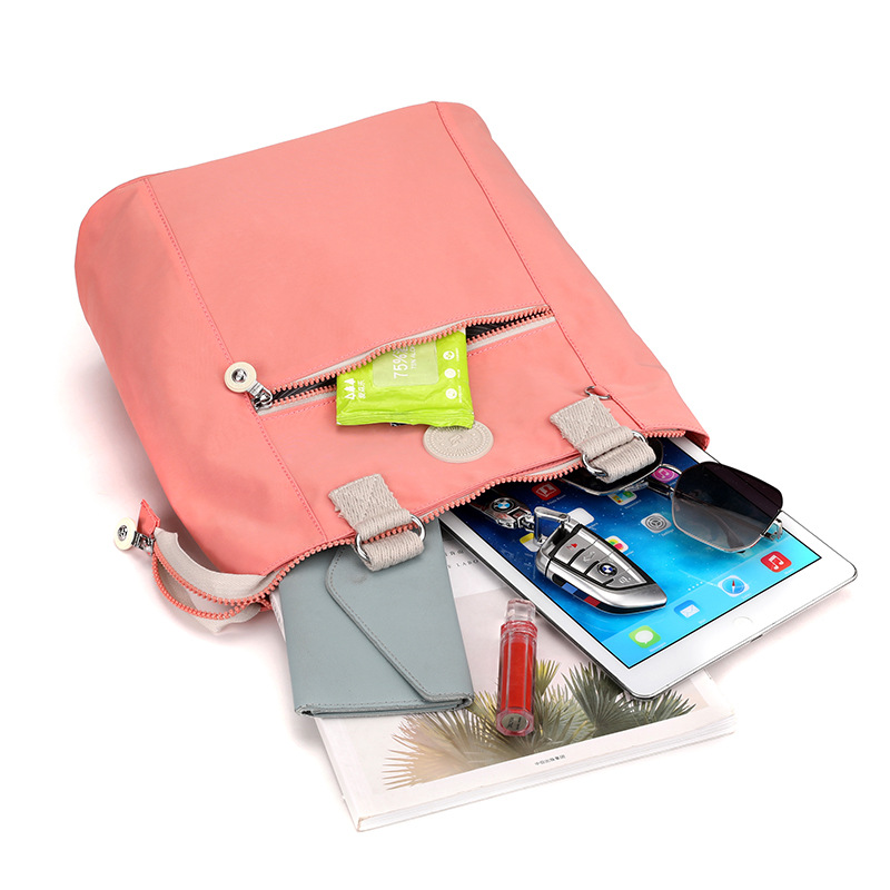 Colorful Fox's new fashionable and trendy single-shoulder bag for women, a simple and large-capacity tote bag with water repellent Application Scenario