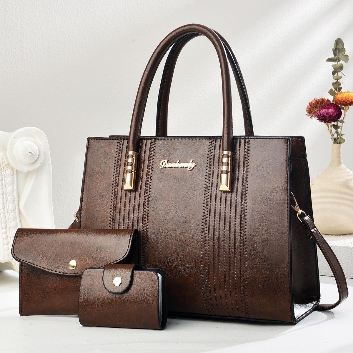 The 2025 new large-capacity red wedding bride handbag is a versatile and fashionable single-shoulder crossbody bag for mothers Application Scenario