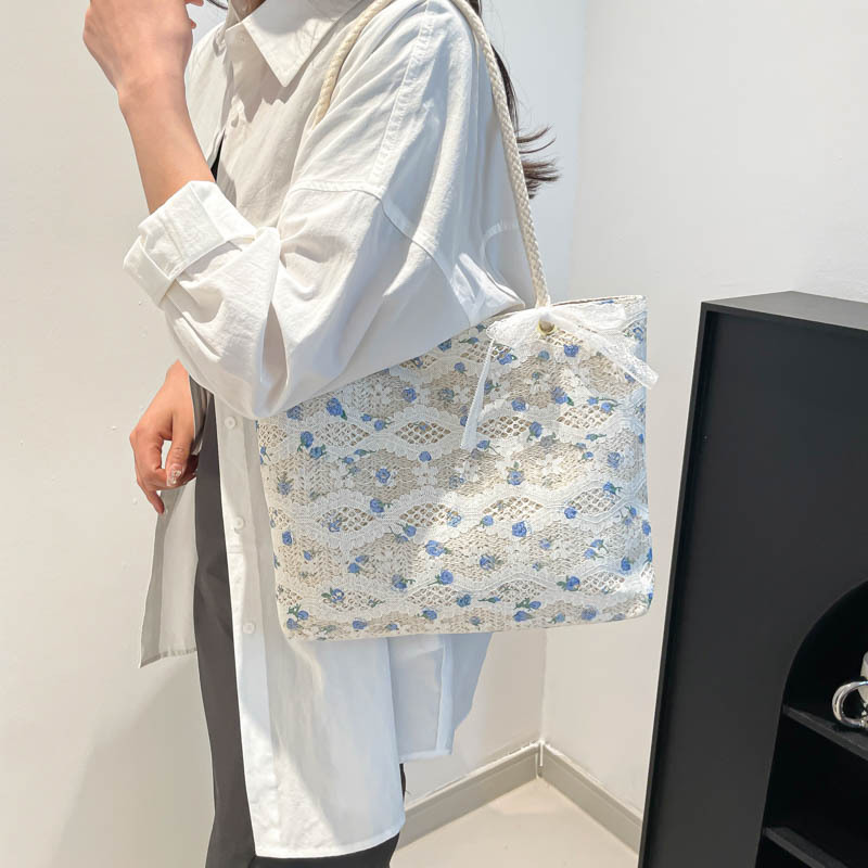 The new spring style simple, casual and versatile tote bag made of trendy grass and floral prints is a trendy commuting bag for women details Picture