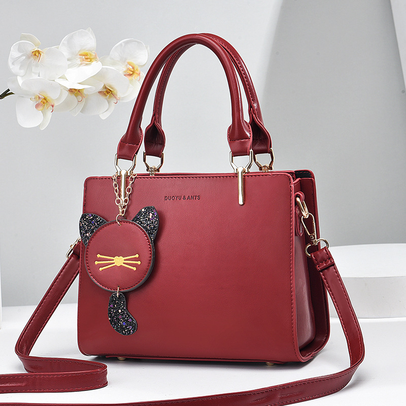 This is a new 2024 simple and elegant style handbag with a Korean-style, trendy and individualistic single-shoulder crossbody women's bag for export Application Scenario