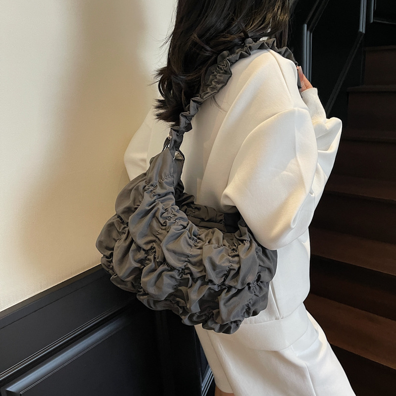 A trendy solid color, large-capacity pleated single-shoulder bag for women in 2025, a new stylish, versatile, simple and casual crossbody bag Specification drawing