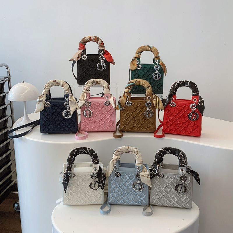 The 2025 embroidered Princess handbag exudes a sense of high-end fashion, is a hand-held crossbody bag with a high-quality texture, and is a stylish and versatile women's bag Application Scenario
