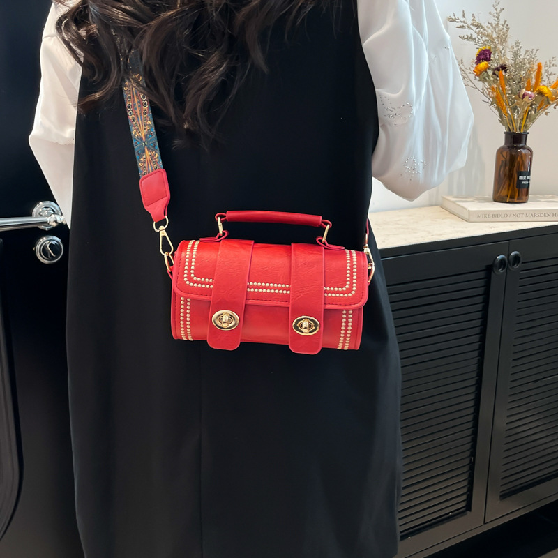 2025 New popular solid-color casual small bag for women, wide shoulder strap single-shoulder crossbody bag, fashionable small square bag details Picture