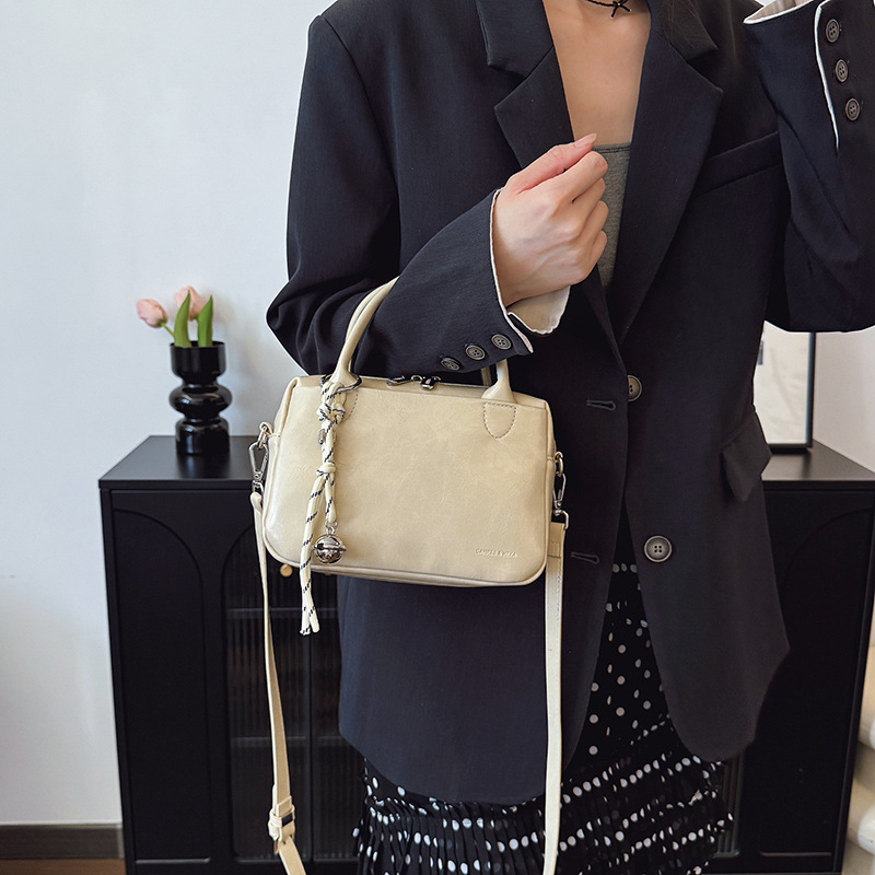 Korean retro hand-held small square bag for women 2025 new style, high-end soft leather, fashionable and versatile, single-shoulder crossbody pillow bag details Picture