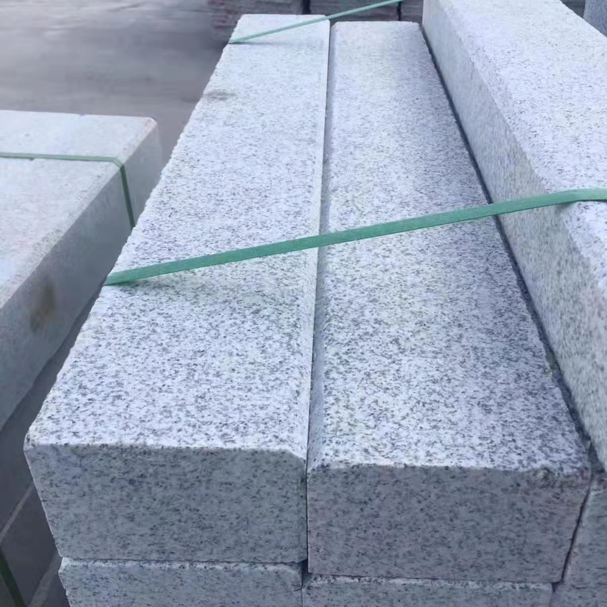 ll Yunnan granite sesame, white, gray, black, yellow rust stone, fire-baked litchi surface, outdoor courtyard floor tile, curb and side flat stone full figure