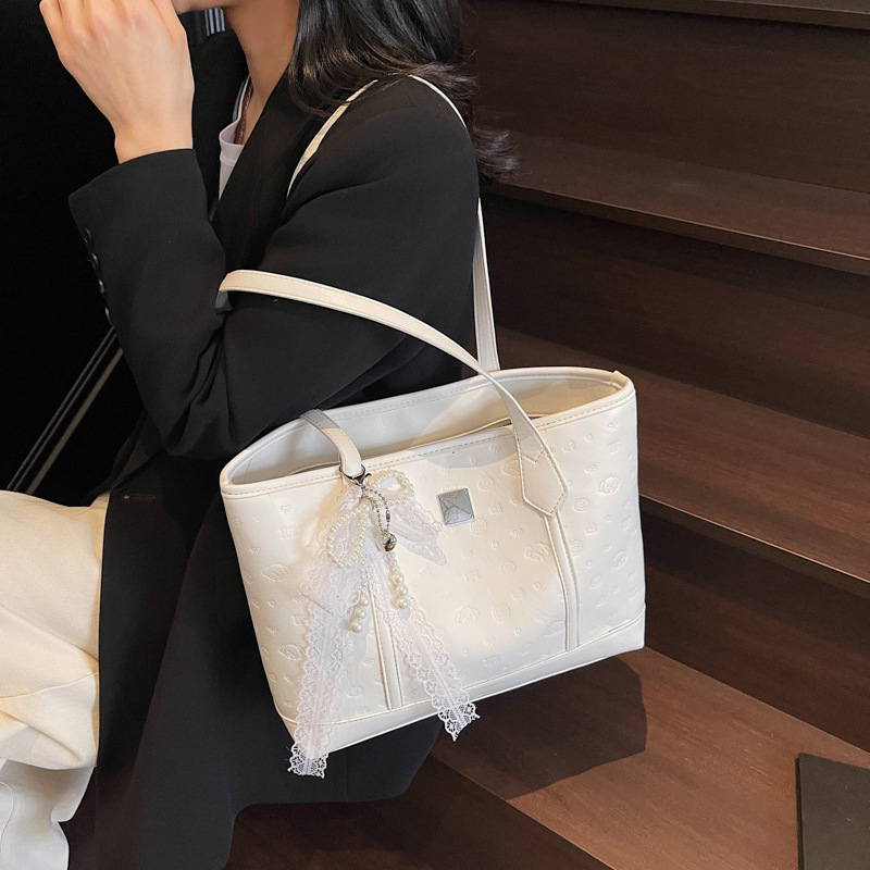 High-end and versatile large bag for women, 2025 new summer fashion underarm tote bag, large-capacity commuting single-shoulder bag Application Scenario