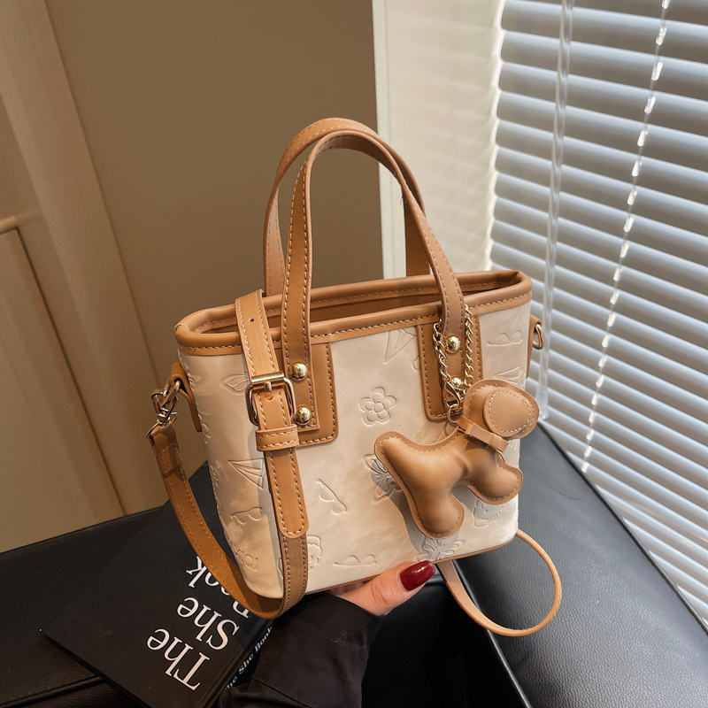 A niche design with a high-end feel, this new trendy and versatile single-shoulder crossbody bag for women in 2025, as well as a fashionable hand-held bucket bag full figure