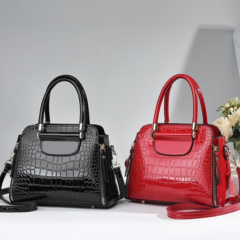 The 2023 new large-capacity crossbody bag for women is stylish and versatile. It's a single-shoulder hand-carry bag made of crocodile pattern shiny leather details Picture