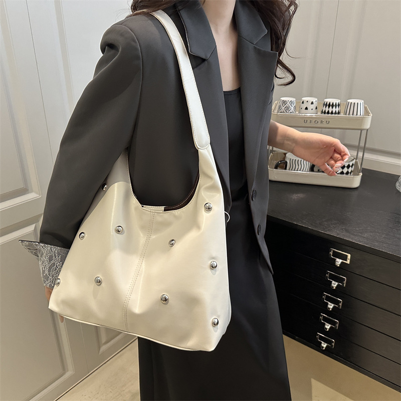 This high-quality large-capacity bag is a new model for women in 2025, featuring a single-shoulder bag for college students' classes and a unique design for commuting tote bags details Picture