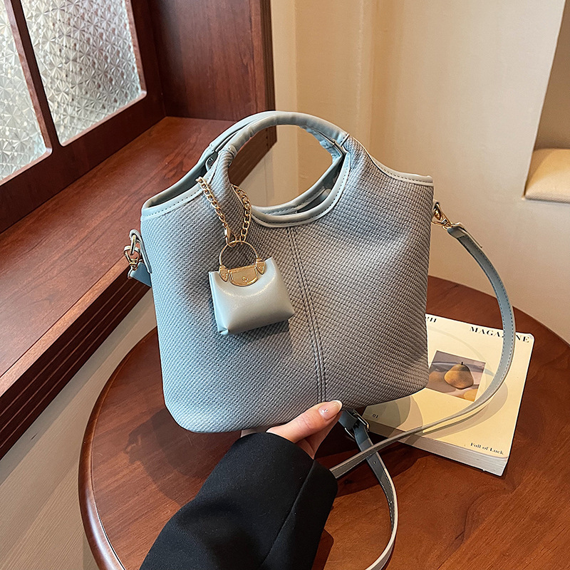 A new retro and versatile crossbody bag for women in 2025, a high-end hand-carry casual bucket bag for work details Picture