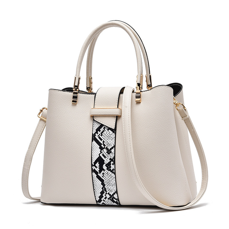 The 2022 new fashion handbag for middle-aged moms, a large-capacity snake skin single-shoulder crossbody bag for women from Europe and America Application Scenario