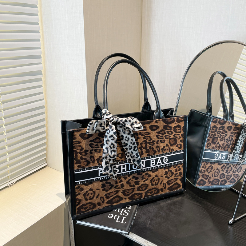 Fashionable and versatile commuter bag, women's handbag, texture leopard print, large capacity women's bag, retro casual large bag full figure
