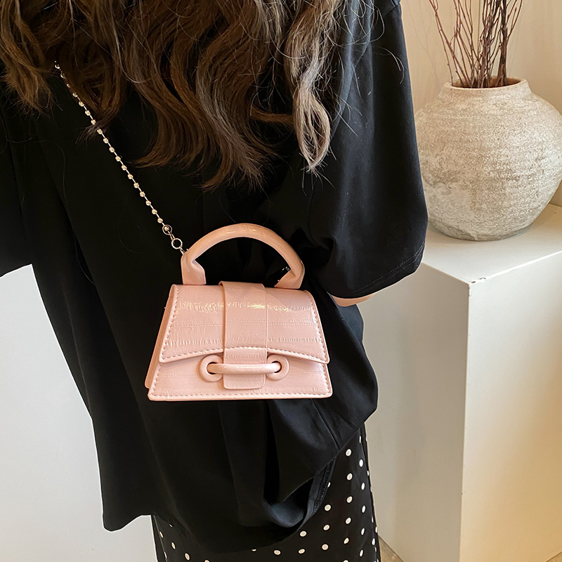 The new summer 2024 collection features a shiny, stylish, versatile, and simple small square bag with a shoulder and hand-held design Specification drawing
