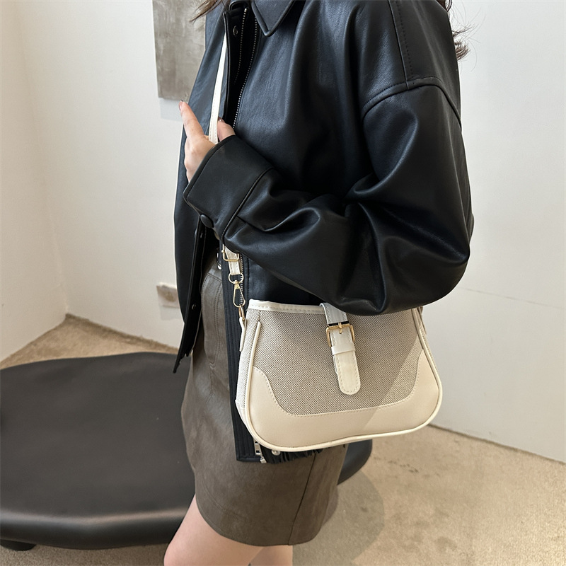 This 2024 new style of Korean-style single-shoulder crossbody bag for women is versatile and ins niche. This year, small square bags are in vogue details Picture