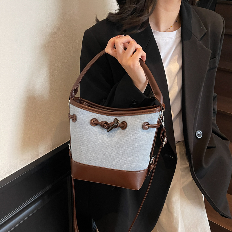 The 2025 new stylish color-blocking drawstring hand-held bucket bag is a versatile, simple and casual single-shoulder crossbody bag for women details Picture