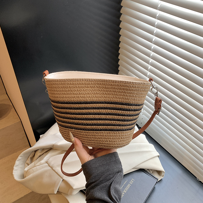 Spring 2025 straw woven bag, French niche woven bag, fashionable and beautiful mobile phone bag, stylish crossbody single-shoulder bucket bag full figure