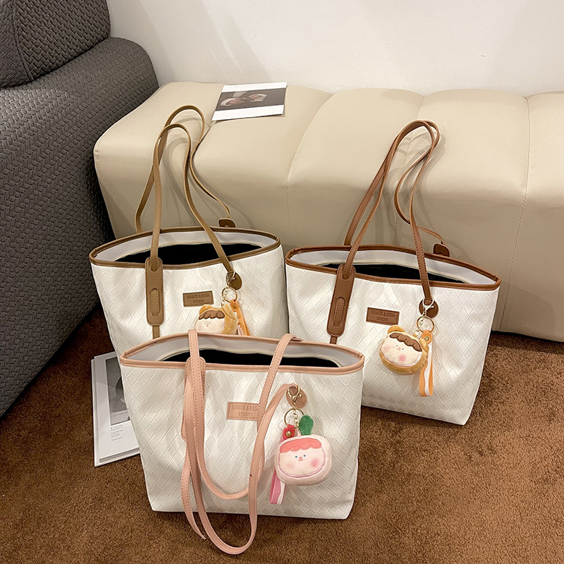Large-capacity soft-faced commuter large bag for women, 2025 new style, trendy and stylish single-shoulder bag, fashionable commuter tote bag Application Scenario