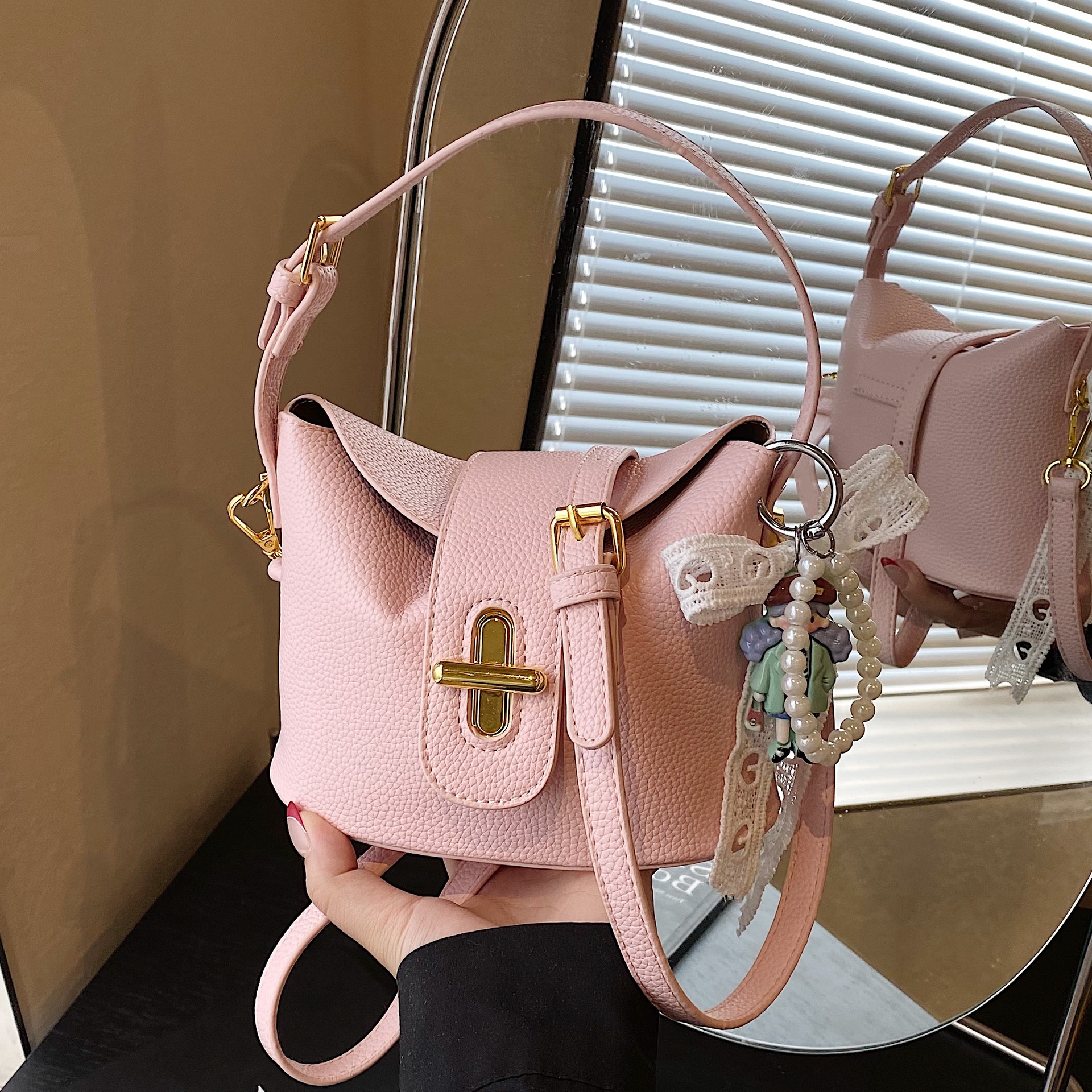 This is a niche commuting handbag for ladies, a new model of single-shoulder bag in 2025. It is fashionable, simple and casual, and is a crossbody underarm bag full figure