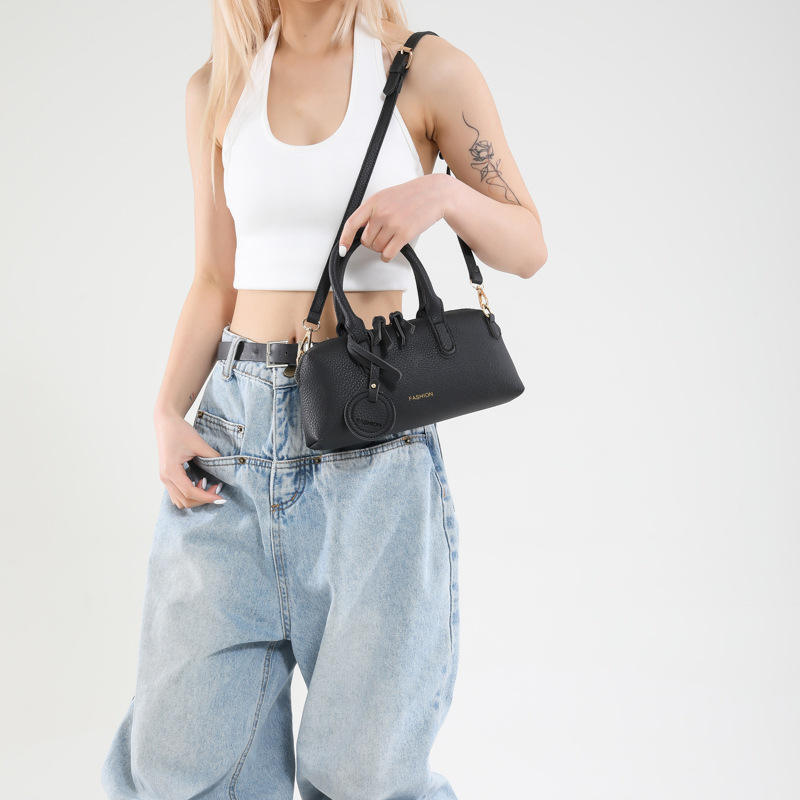 Cross-border fashion hand-held shell bag for women, 2025 new style, versatile and niche design, high-end quality, single-shoulder crossbody bag Application Scenario