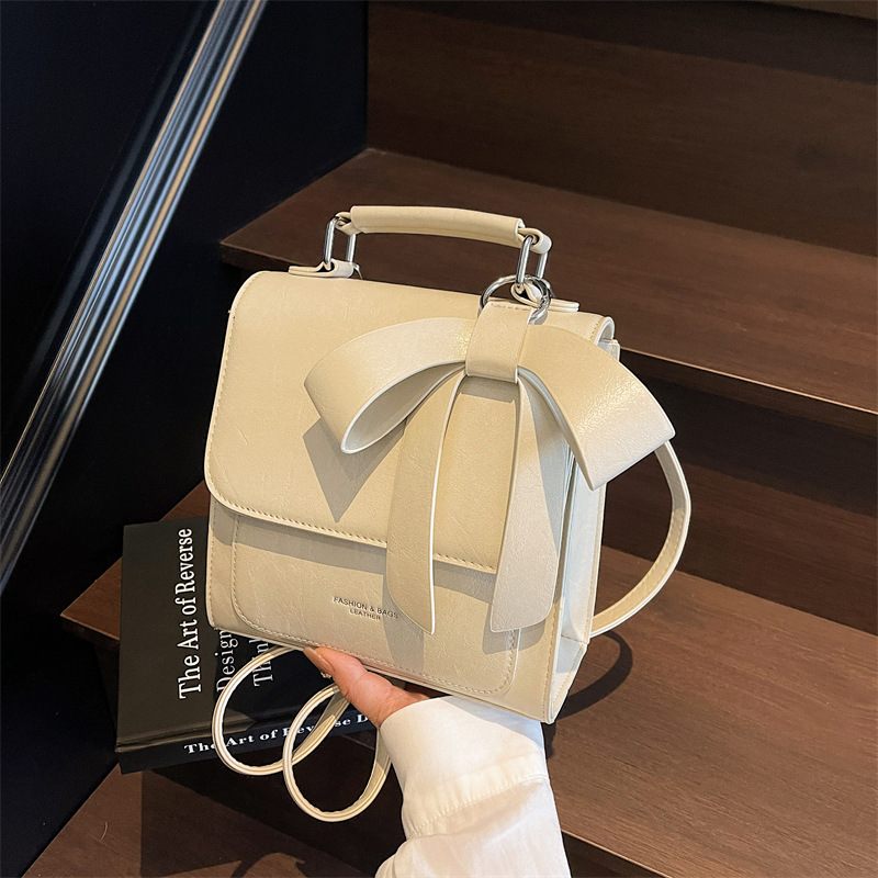 The bow-shaped backpack is a fashionable and niche design for women. It's a Korean-style student schoolbag with a high-end feel and is lightweight. It's a single-shoulder backpack for going out full figure