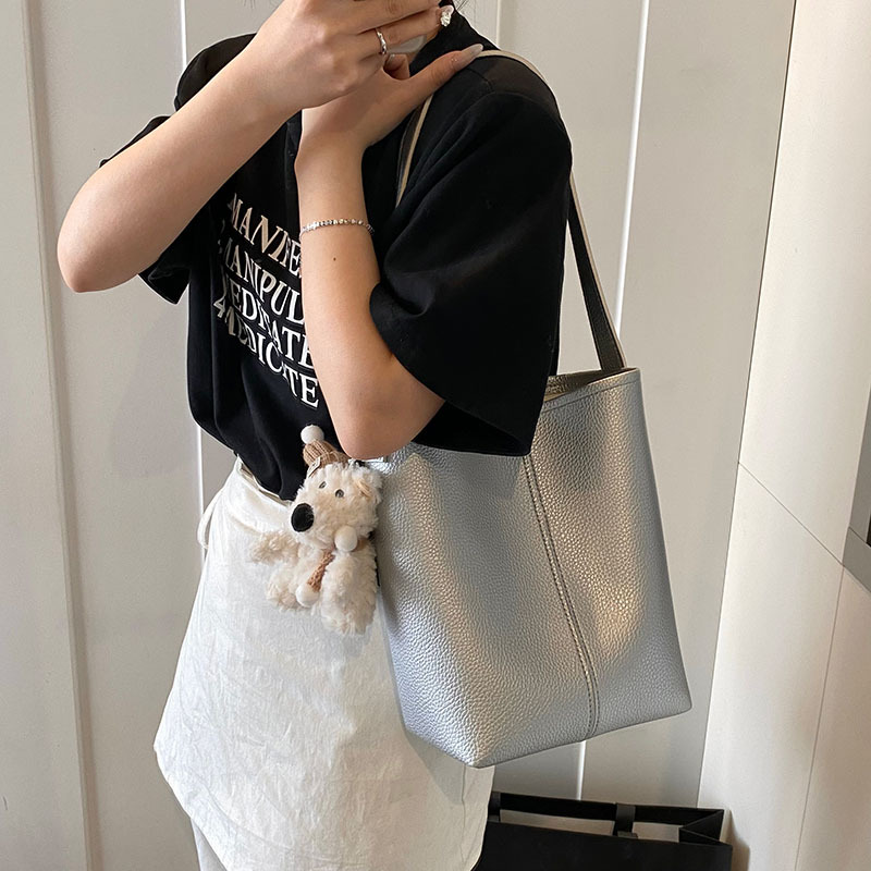 Korean version niche large-capacity bucket bag for women 2025 new style fashionable commuting single-shoulder bag, trendy and versatile underarm bag details Picture