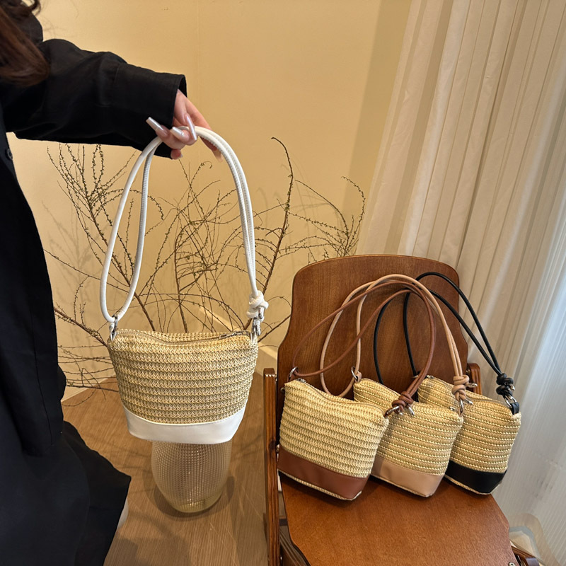 2025 Woven new stylish design, forest cute color block texture, large capacity for commuting, casual, single-shoulder crossbody handbag Application Scenario