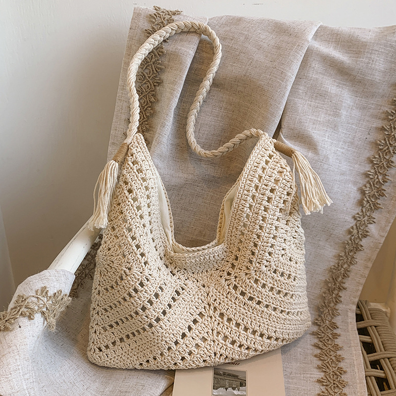 A niche artistic retro straw woven bag for women, a new 2024 versatile tote bag with a seaside vacation style and beach woven bag Application Scenario