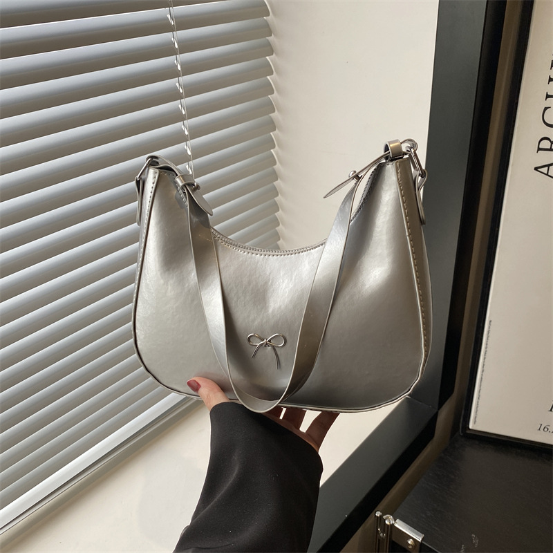 High-quality underarm small bag for women, summer 2025, fashionable and versatile single-shoulder bag, niche design baguette handbag full figure