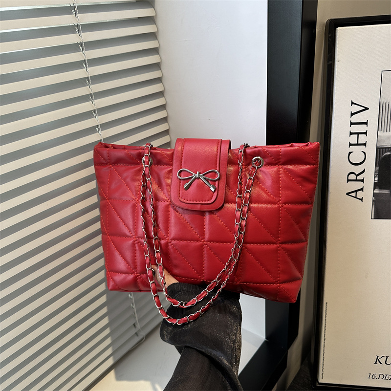 The new 2025 summer collection features a soft texture, diamond-shaped chain bag, a large-capacity tote bag, a trendy and fashionable shoulder bag, and a large bag full figure