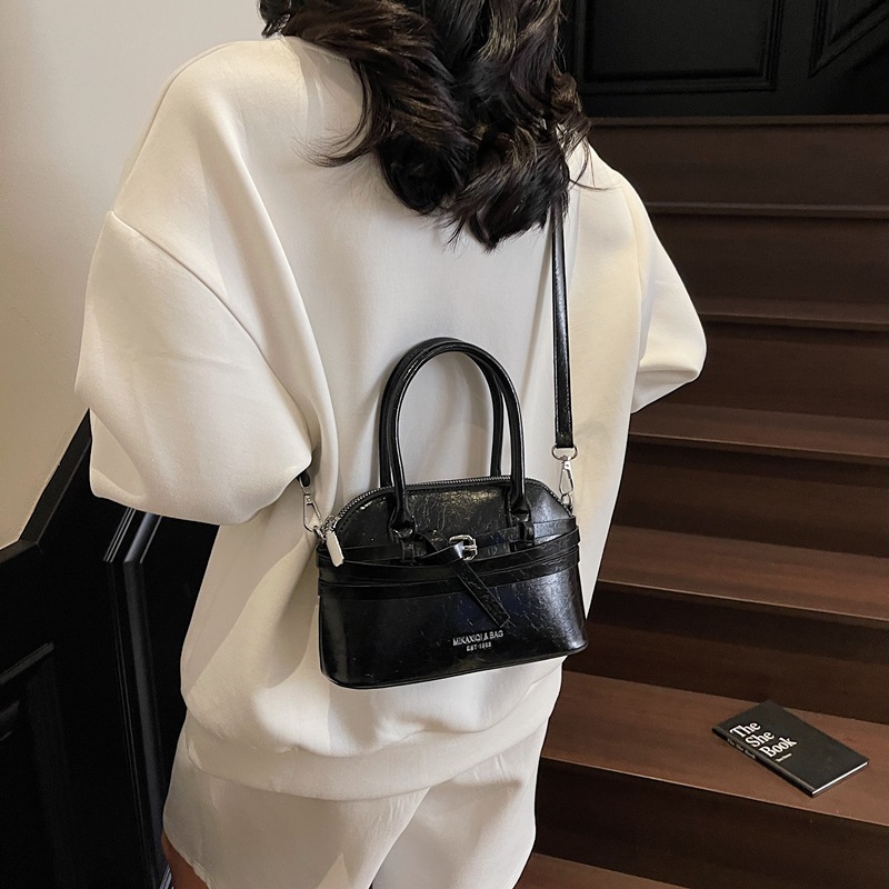 High-end quality handbag for women, Spring/Summer 2025 new retro versatile single-shoulder bag, stylish and versatile crossbody shell bag Application Scenario