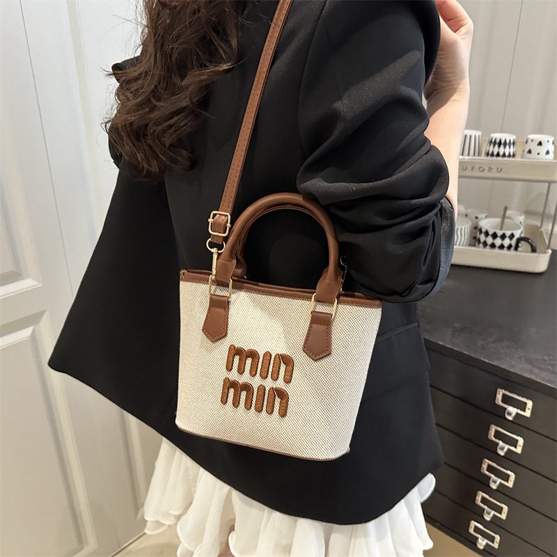A new, fashionable single-shoulder bag with a woven leather surface and a waterproof crossbody bag for commuting details Picture