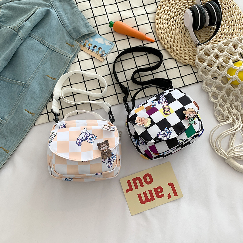 The 2022 new style of the checkered single-shoulder bag for the summer of the "bag Girl" is a fresh and cute black and white checkered small square bag Specification drawing