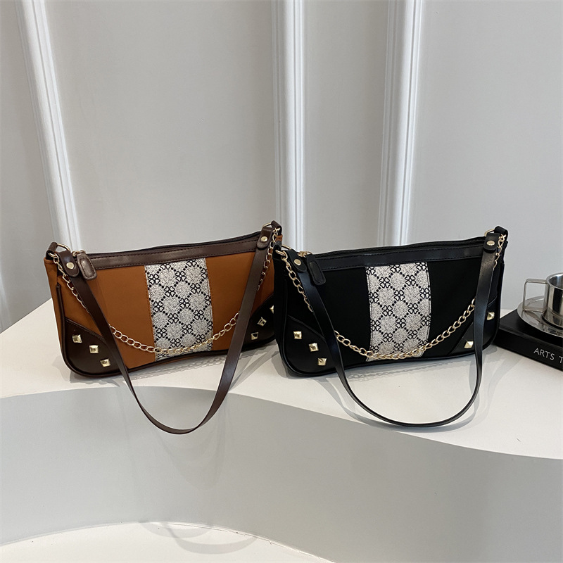 Casual solid color patchwork, gentle and fashionable texture, 2025 summer new chain single-shoulder crossbody hand-carry small square bag Application Scenario