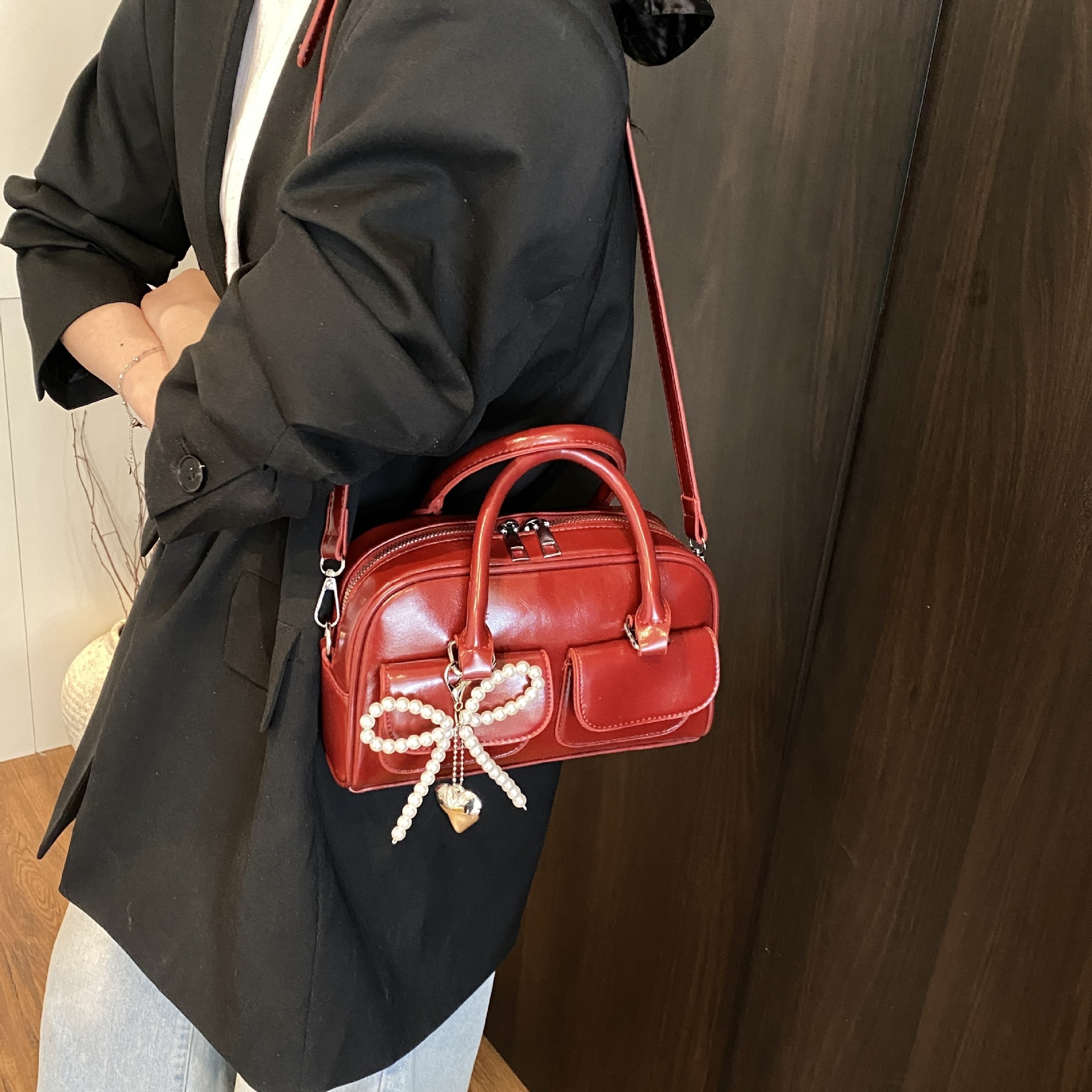 This Korean niche and simple underarm Boston women's bag exudes a sense of sophistication and is versatile for commuting. It features multiple pockets and is a casual single-shoulder small square bag details Picture