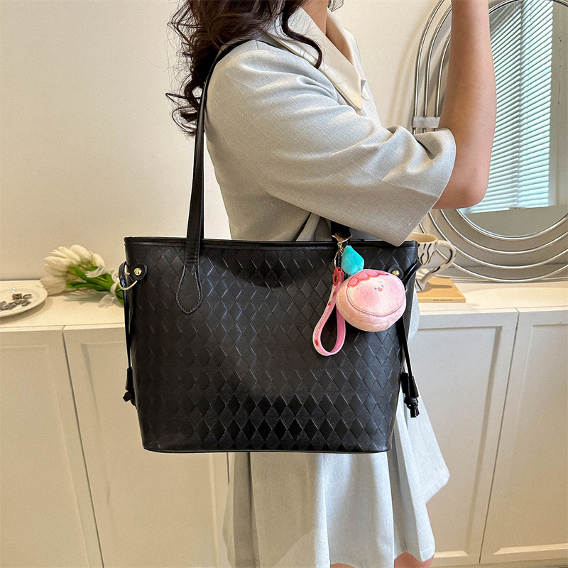 A large-capacity single-shoulder Korean-style pendant bag for women, a new 2023 commuting, simple and casual solid-color simple tote bag details Picture