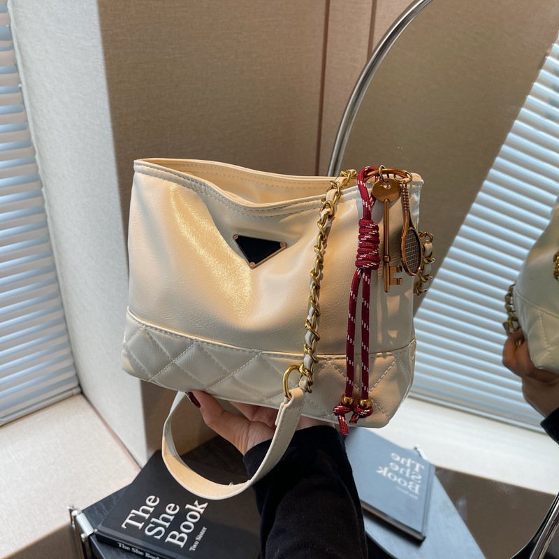A niche and high-end soft leather bag for women, a new 2024 trendy and fashionable chanel-style chain bag, a versatile and elegant bucket bag Specification drawing